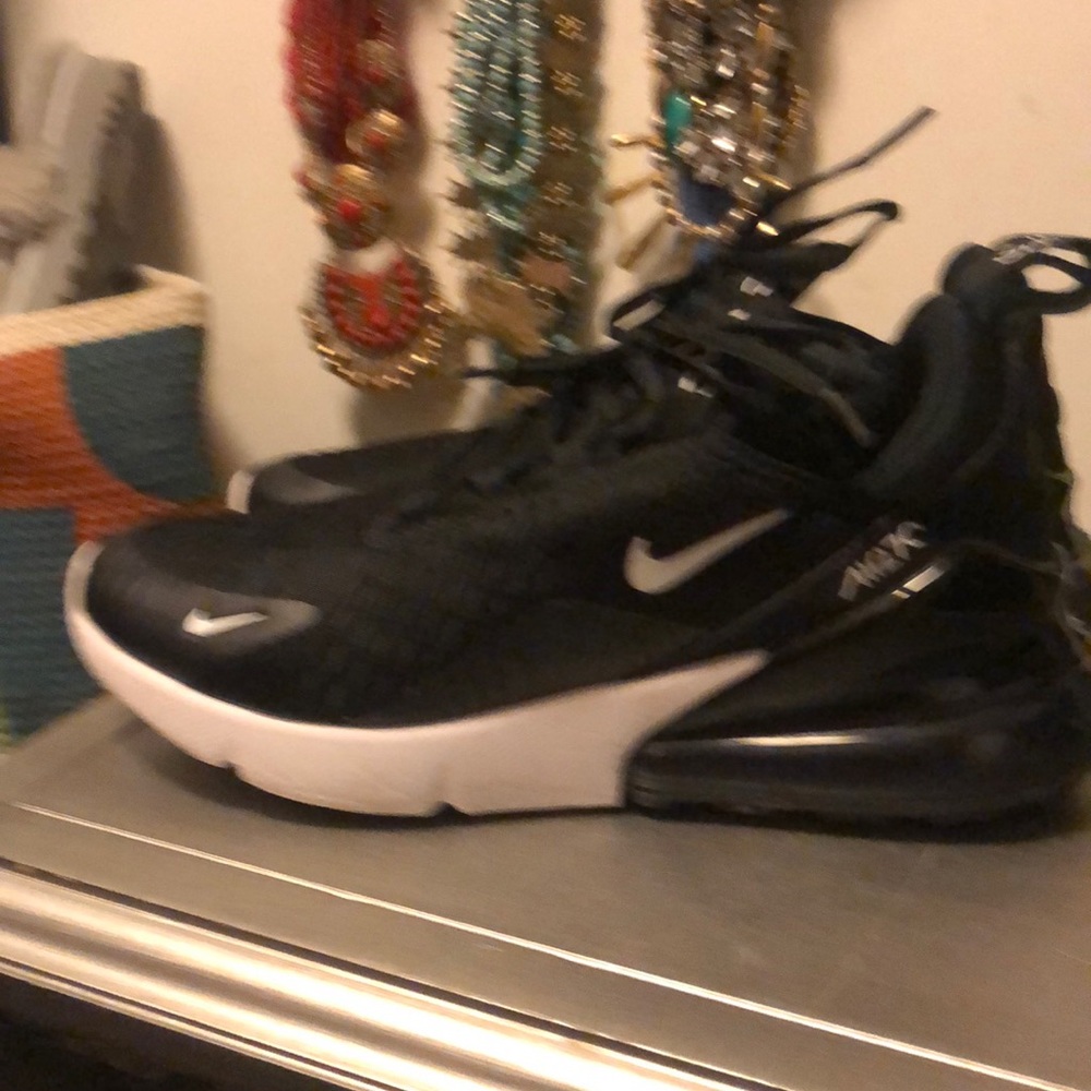 Black Nike air 70